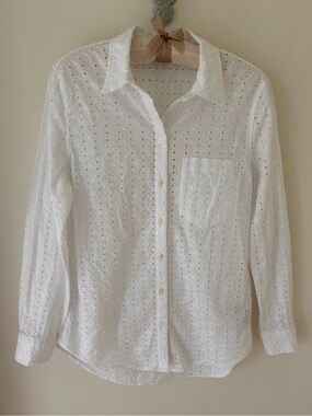 The Gap White Eyelet Button-Down Shirt with Embroidered Details 
Size: Small
EUC